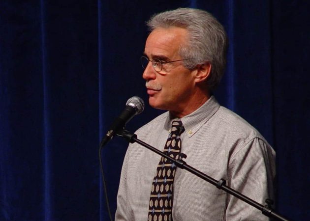 Ernie Martin speaking in chapel '05. File photo.
